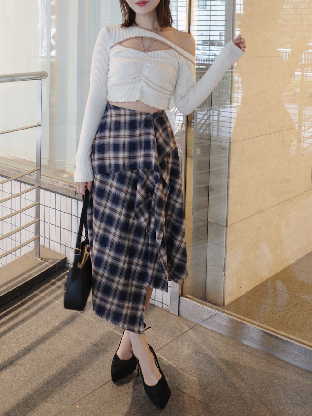 ホワイト系のTシャツ/カットソー、ブルー系のスカート、ブラック系のショルダーバッグを着用したレディースの秋コーディネートの2枚目の写真