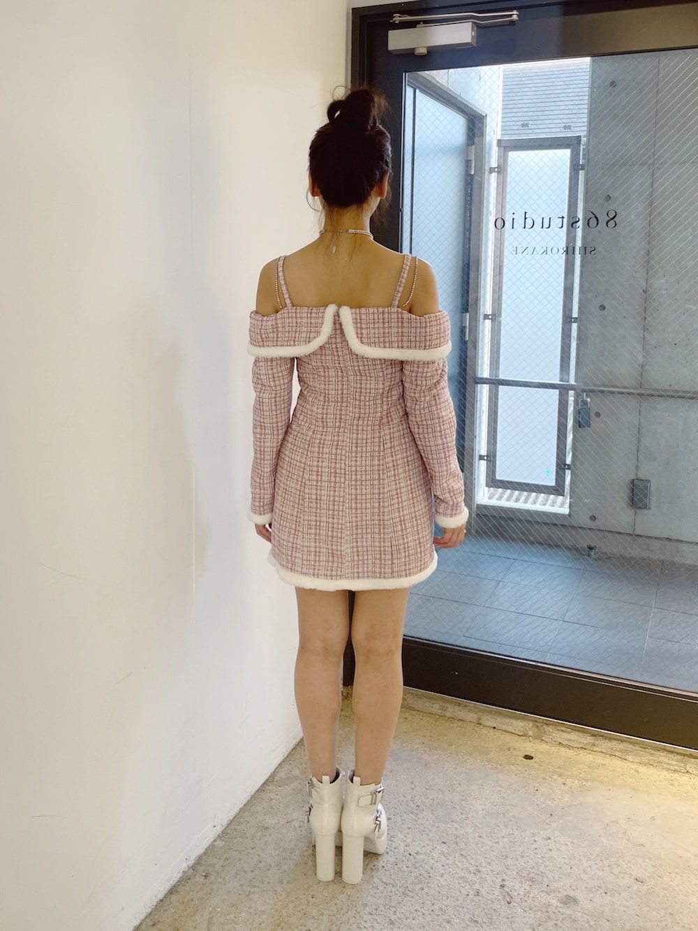 ピンク系のワンピース、シルバー系のネックレスを着用したレディースの冬コーディネートの6枚目の写真