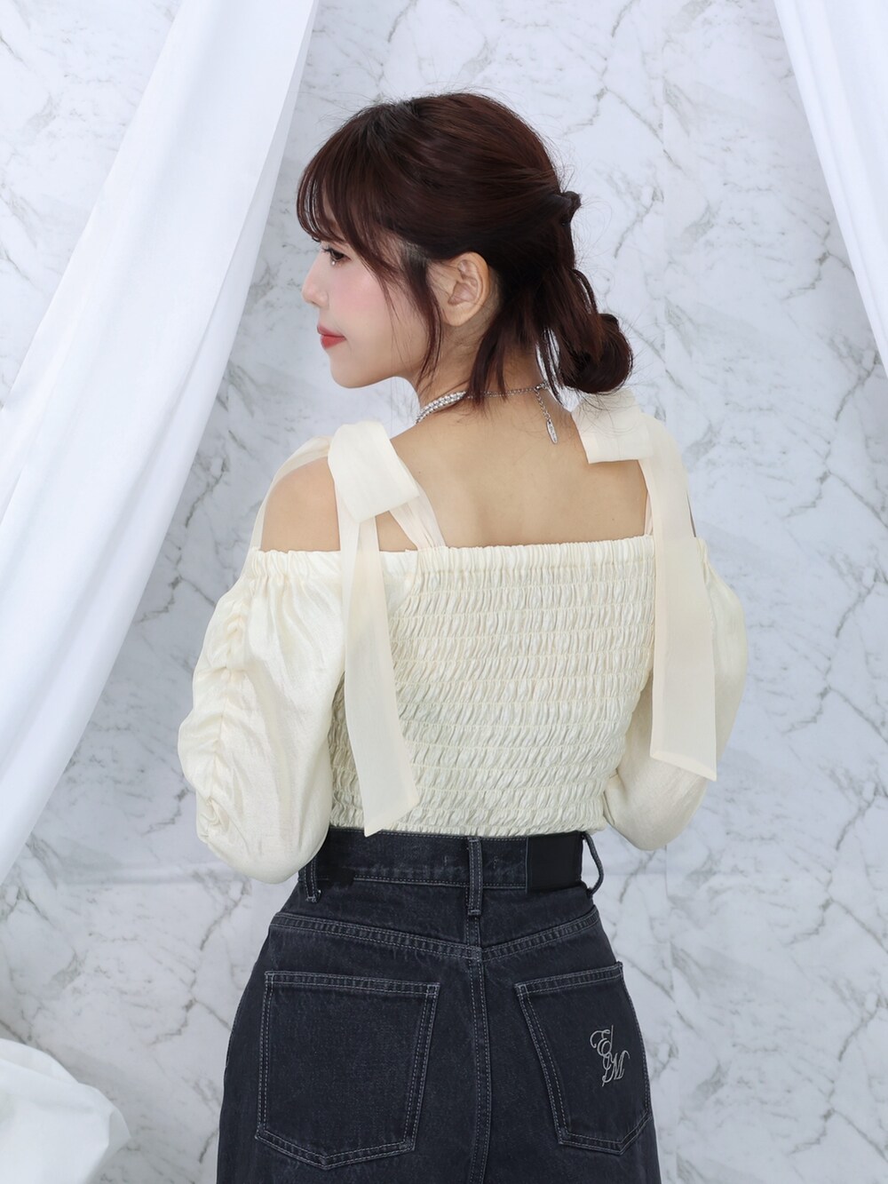 ホワイト系のシャツ/ブラウス、ブラック系のデニムパンツ、ブラック系のハンドバッグを着用したレディースの秋コーディネートの4枚目の写真