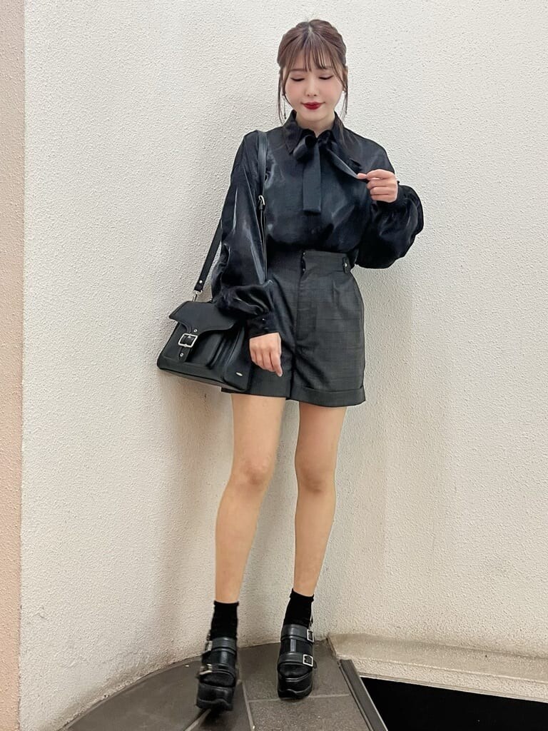 ブラック系のシャツ/ブラウス、その他のその他パンツ、ブラック系のサンダルを着用したレディースの春コーディネートの2枚目の写真