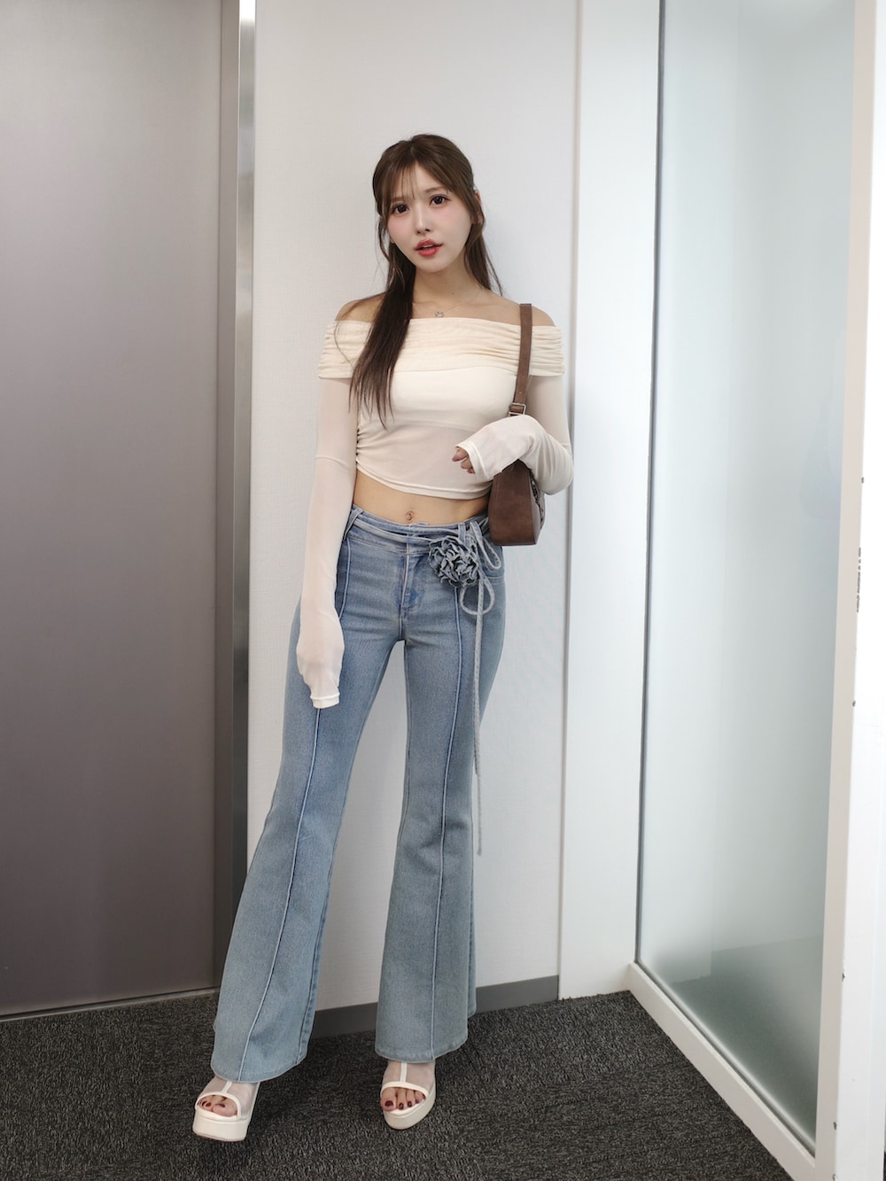 ホワイト系のTシャツ/カットソー、ブルー系のデニムパンツ、ホワイト系のサンダルを着用したレディースの春コーディネートの2枚目の写真