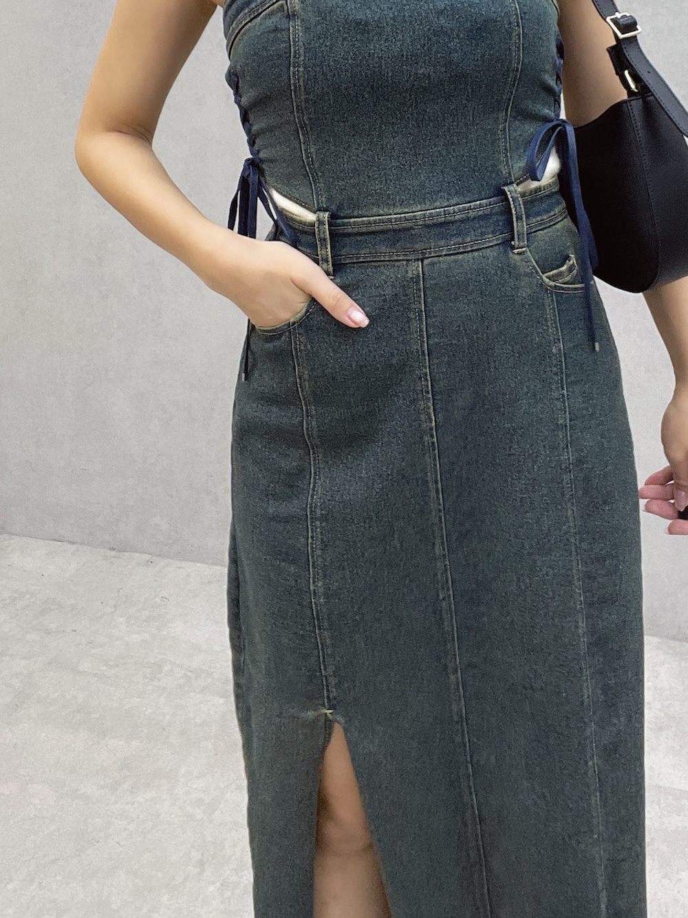 ブルー系のワンピース、ブラック系のサンダル、ホワイト系のニット/セーターを着用したレディースの秋コーディネートの4枚目の写真