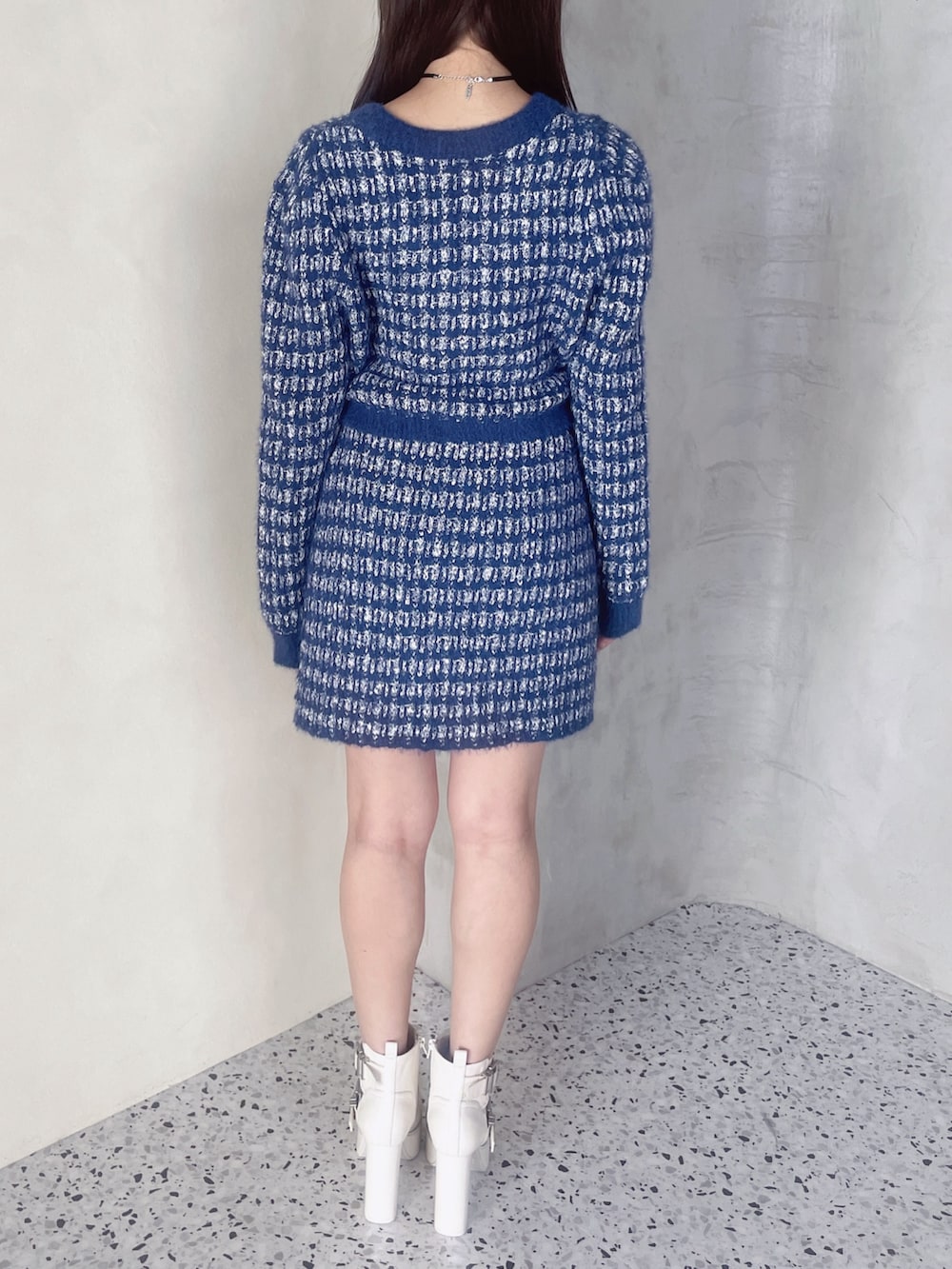 ブルー系のカーディガン/ボレロ、ブルー系のスカート、ホワイト系のブーツを着用したレディースの秋コーディネートの5枚目の写真