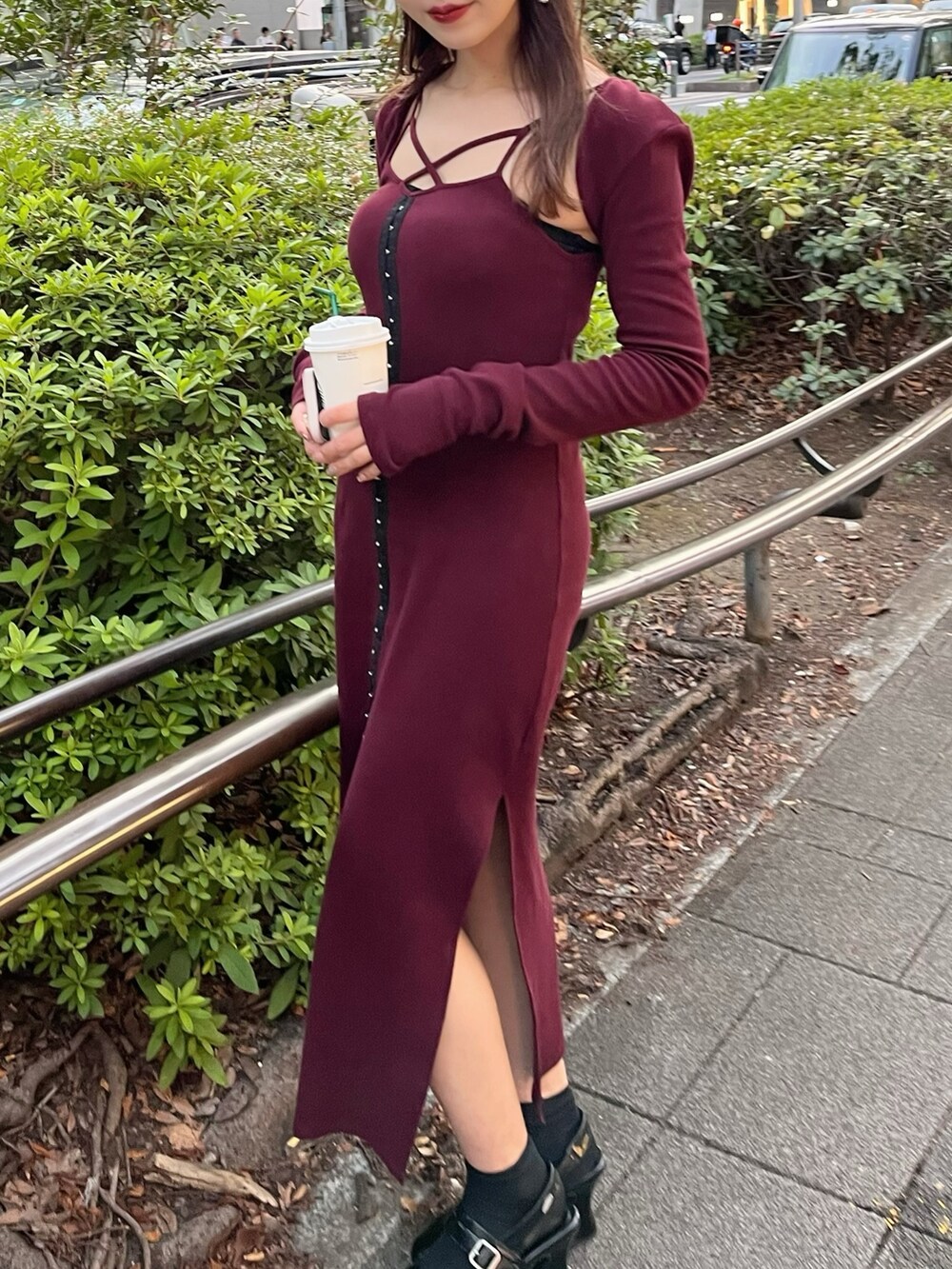 ブラック系のショルダーバッグ、レッド系のワンピース、ブラック系のパンプスを着用したレディースの秋コーディネートの5枚目の写真