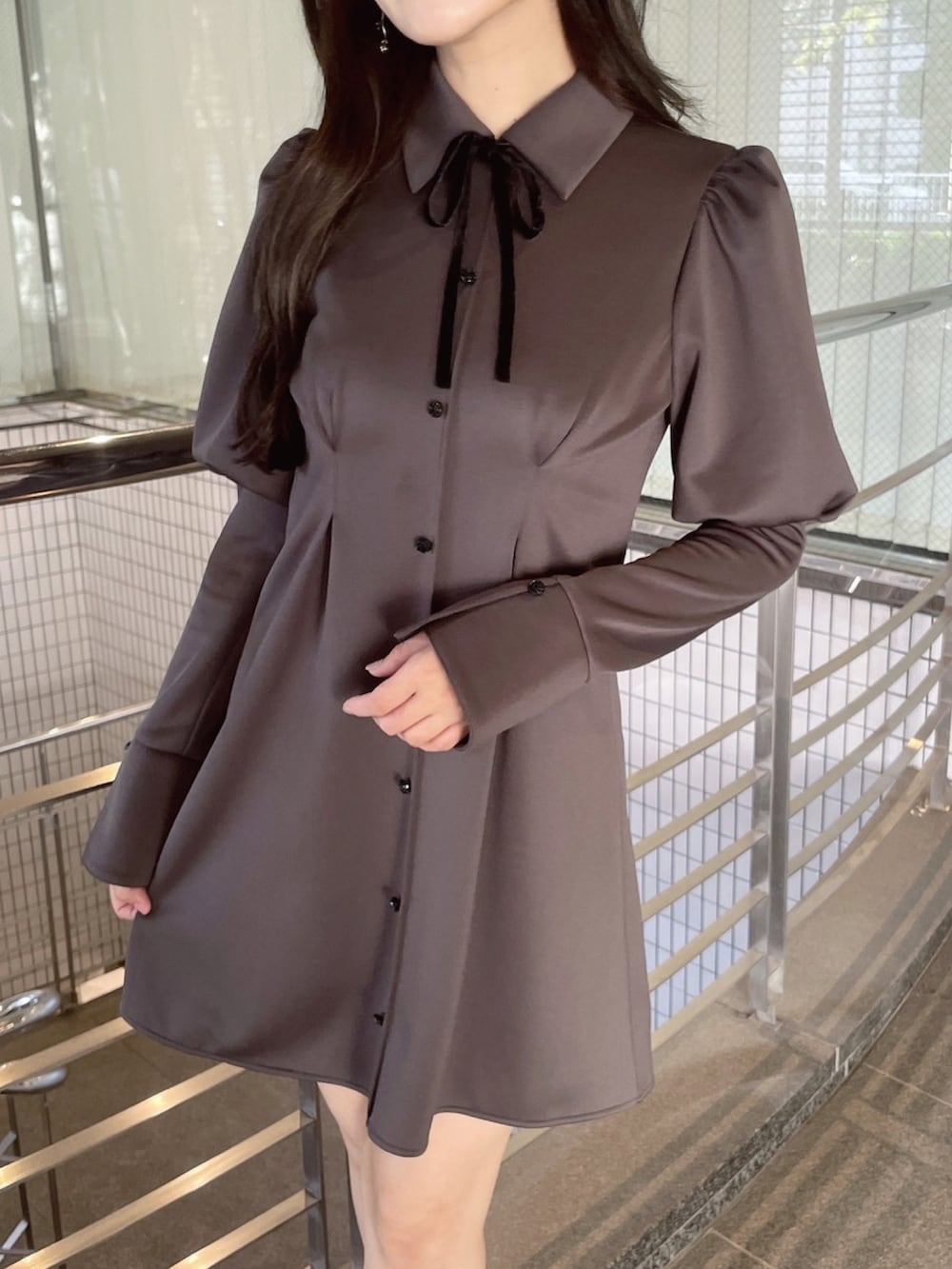 グレー系のワンピース、ブラック系のローファーを着用したレディースの冬コーディネートの3枚目の写真