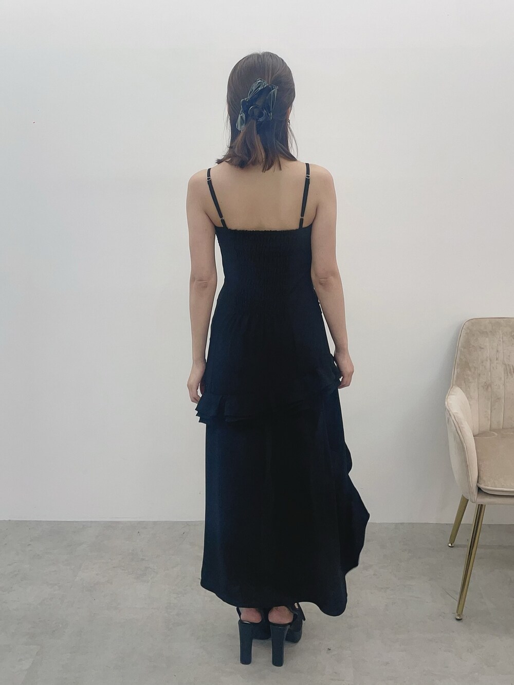 ブラック系のワンピース、ブラック系のTシャツ/カットソーを着用したレディースの夏コーディネートの7枚目の写真