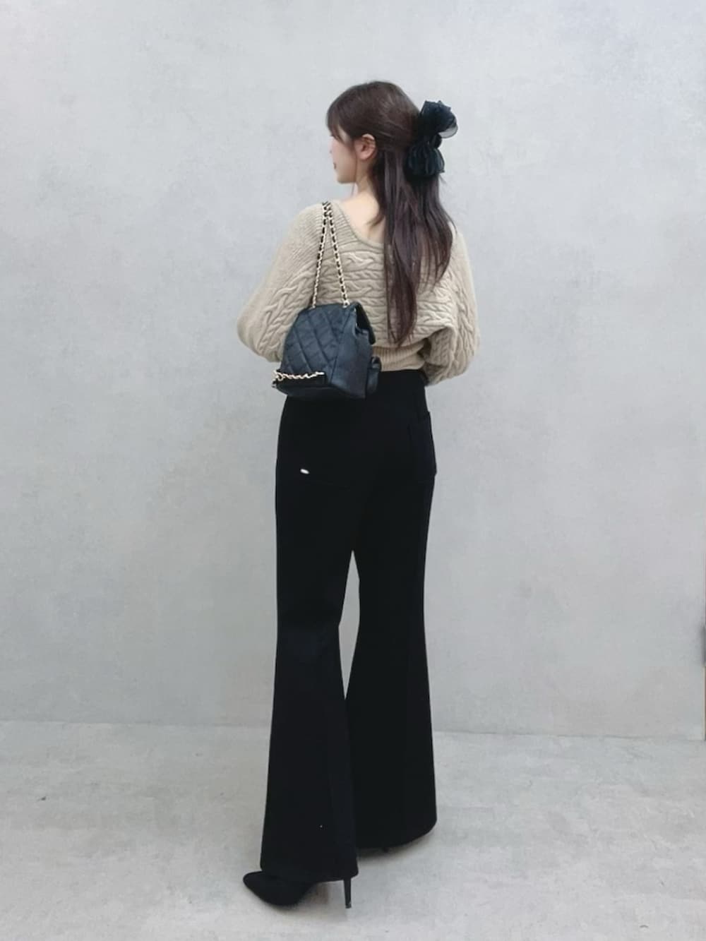 ベージュ系のニット/セーター、ブラック系のその他パンツ、ブラック系のブーツを着用したレディースの冬コーディネートの3枚目の写真