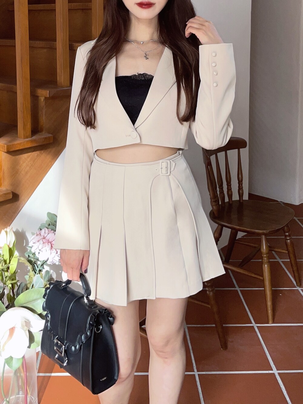 イエロー系のテーラードジャケット、イエロー系のスカート、ブラック系のパンプスを着用したレディースの冬コーディネートの5枚目の写真