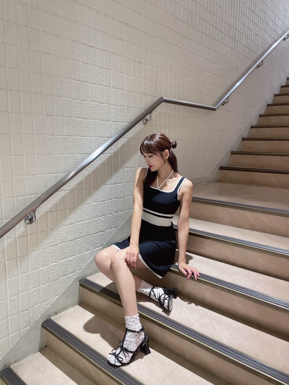 ブラック系のサンダル、ブラック系のワンピース、ホワイト系のソックス/靴下を着用したレディースの夏コーディネートの7枚目の写真