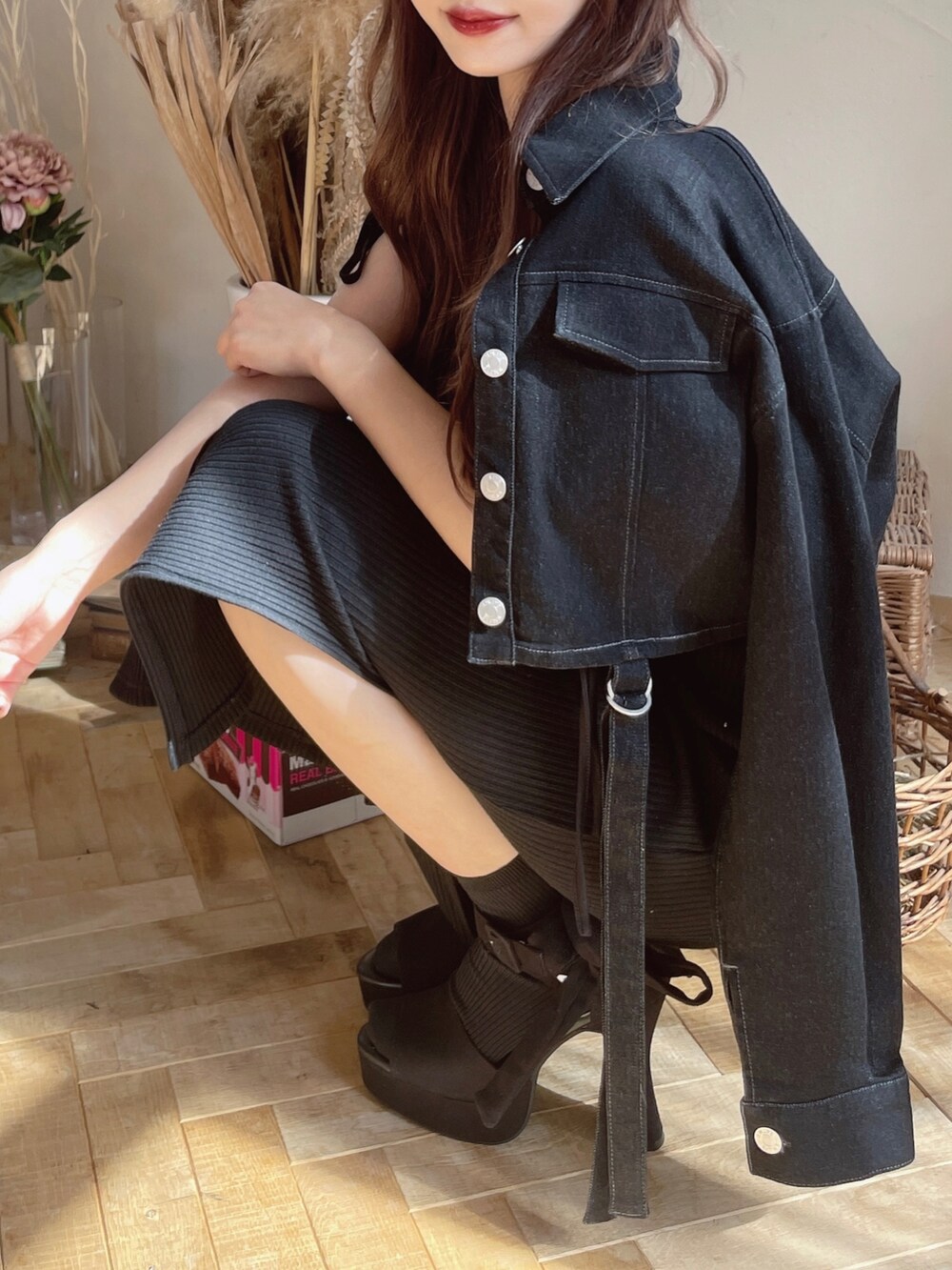 ブラック系のデニムジャケット、ブラック系のワンピース、ブラック系のサンダルを着用したレディースの冬コーディネートの3枚目の写真