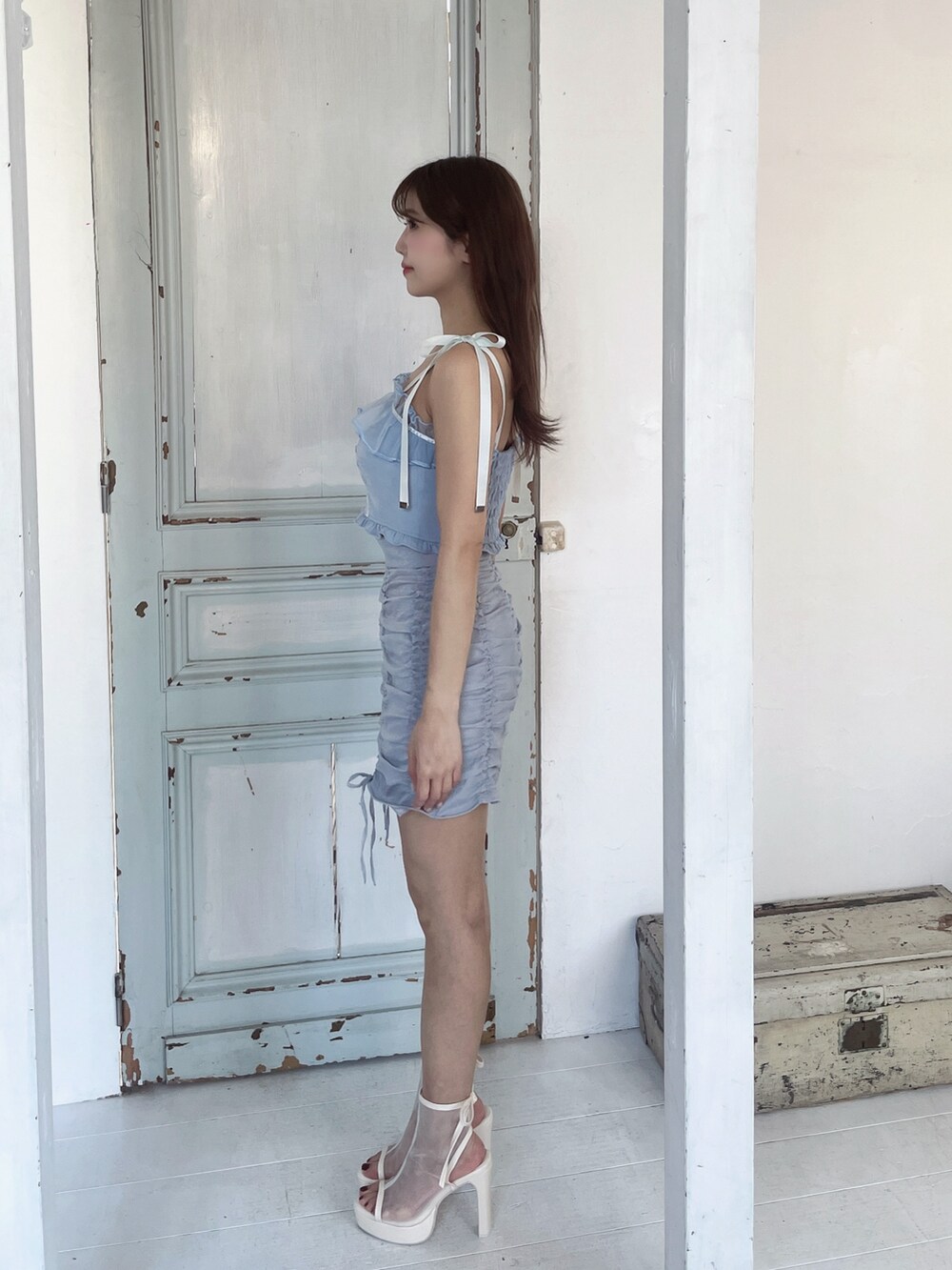 ブルー系のキャミソール、ブルー系のスカート、ホワイト系のサンダルを着用したレディースの春コーディネートの3枚目の写真