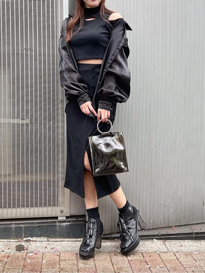 ブラック系のシャツ/ブラウス、ブラック系のスカート、ブラック系のサンダルを着用したレディースの春コーディネートの2枚目の写真