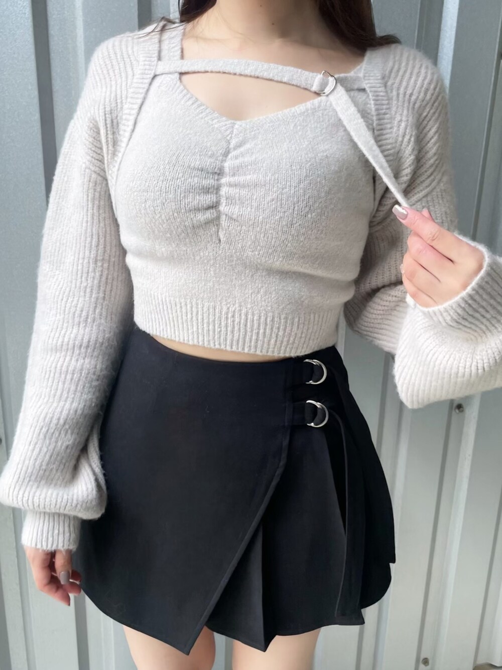 ブラック系のブーツ、ブラック系のスカート、グレー系のニット/セーターを着用したレディースの秋コーディネートの5枚目の写真