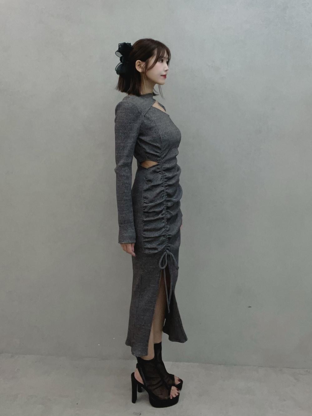 グレー系のワンピース、ブラック系のサンダルを着用したレディースの秋コーディネートの3枚目の写真