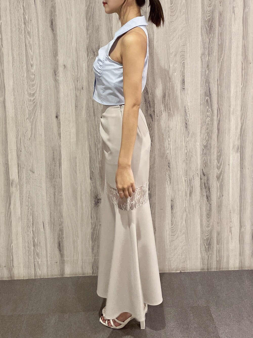 ブルー系のシャツ/ブラウス、グレー系のスカート、ホワイト系のサンダルを着用したレディースの春コーディネートの3枚目の写真