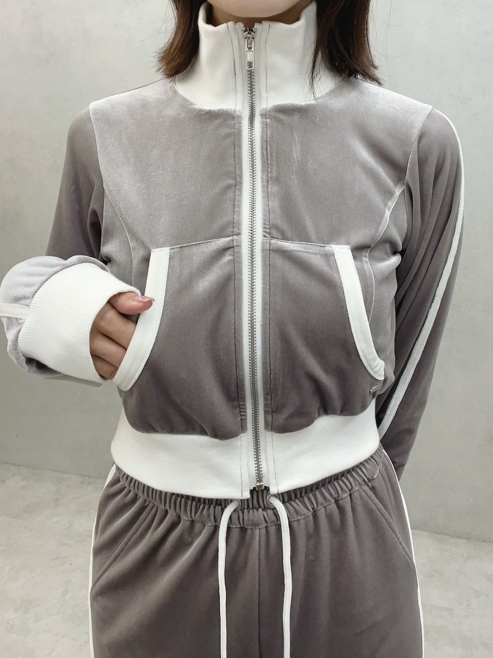 グレー系のブルゾン、グレー系のその他パンツ、ホワイト系のスニーカーを着用したレディースの秋コーディネートの7枚目の写真