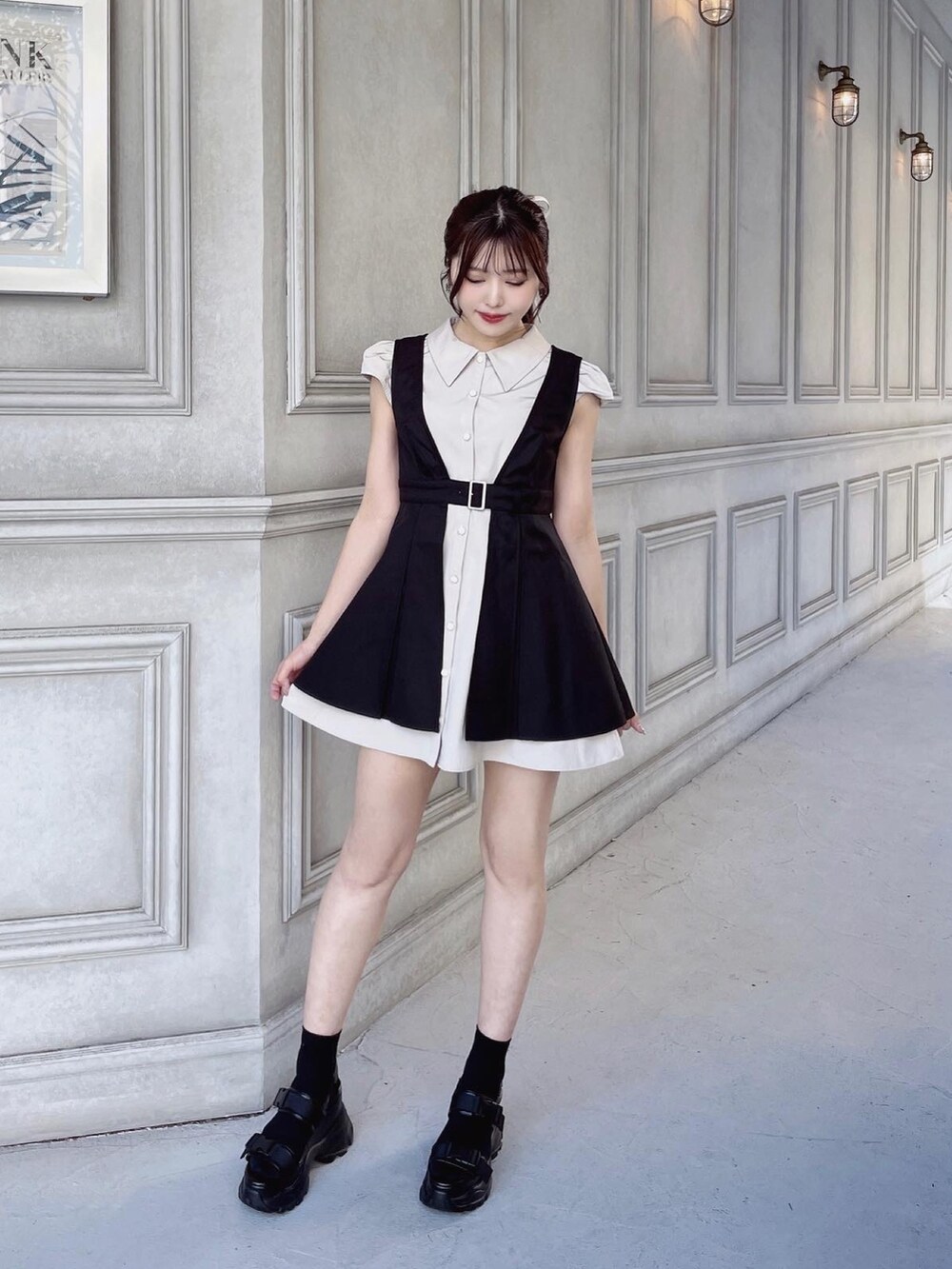 ベージュ系のワンピース、ブラック系のサンダルを着用したレディースの春コーディネートの5枚目の写真