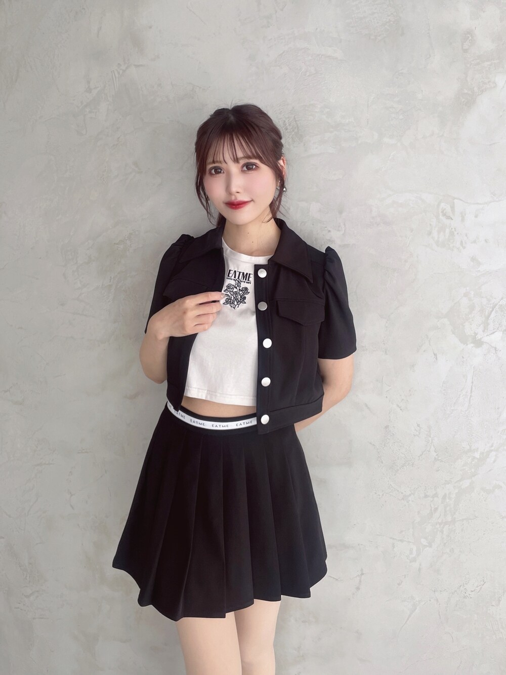 ブラック系のシャツ/ブラウス、ホワイト系のTシャツ/カットソー、ブラック系のスカートを着用したレディースの春コーディネートの2枚目の写真