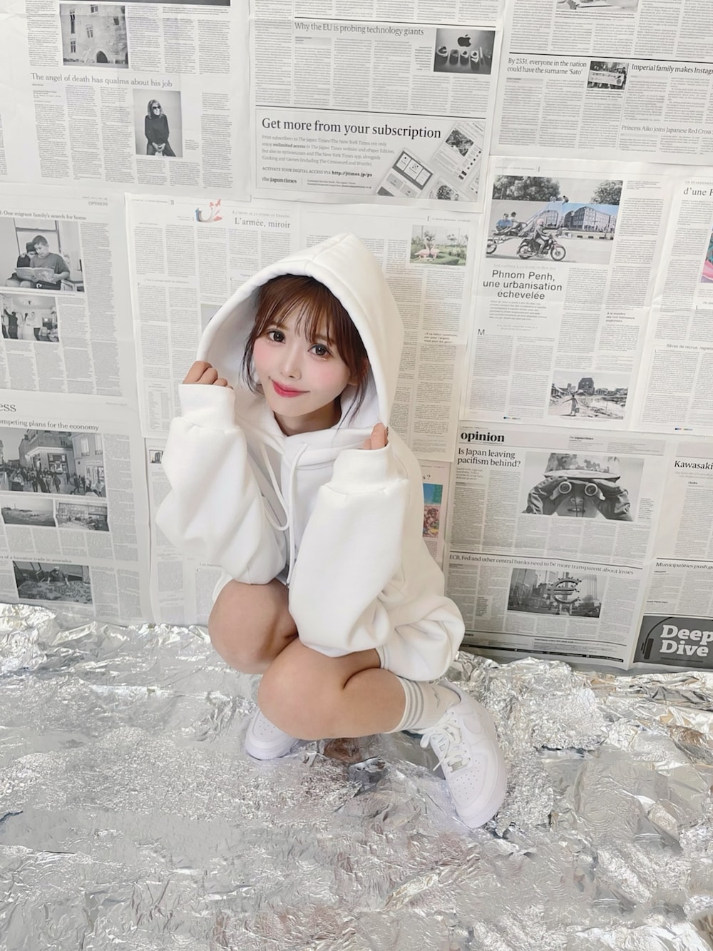 ホワイト系のパーカーを着用したレディースの夏コーディネートの2枚目の写真