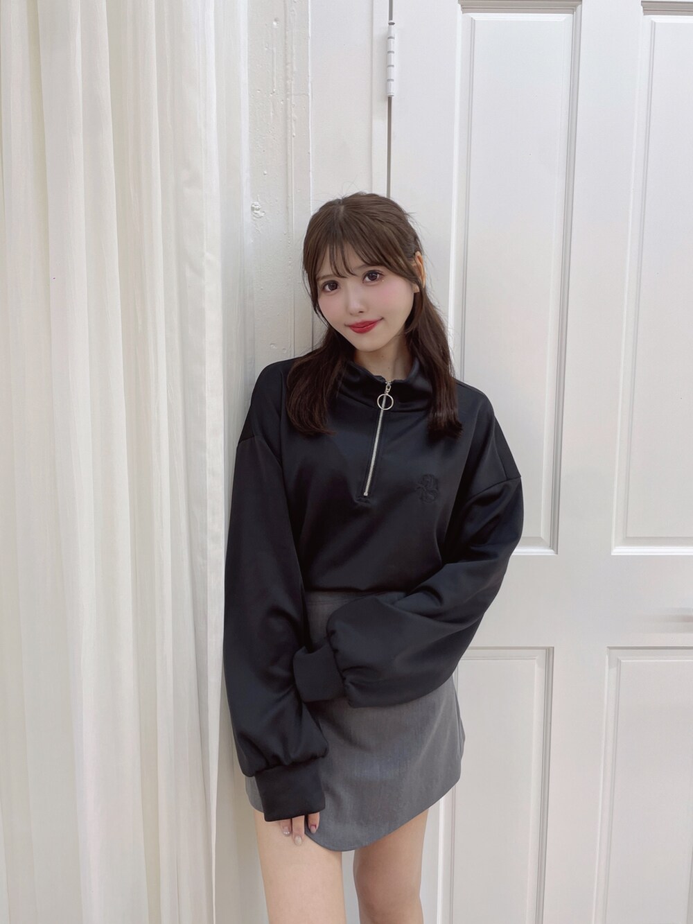 ブラック系のTシャツ/カットソーを着用したレディースの夏コーディネートの7枚目の写真