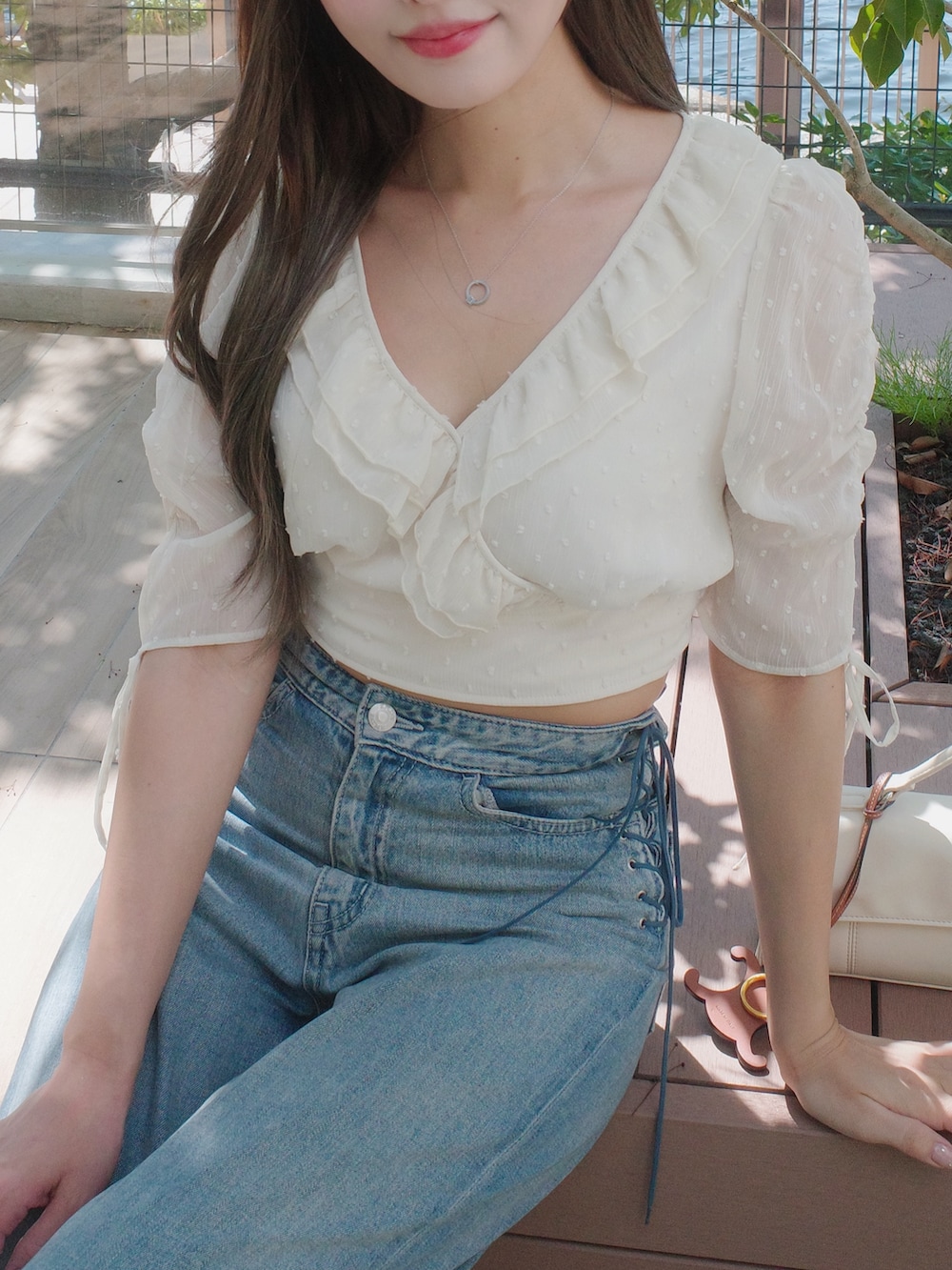 ホワイト系のシャツ/ブラウス、ブルー系のデニムパンツを着用したレディースの夏コーディネートの10枚目の写真