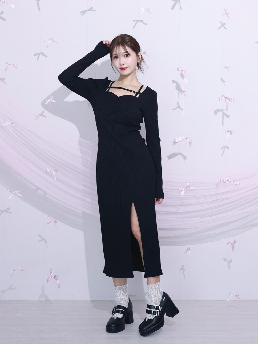 ブラック系のワンピース、ブラック系のパンプスを着用したレディースの冬コーディネートの3枚目の写真