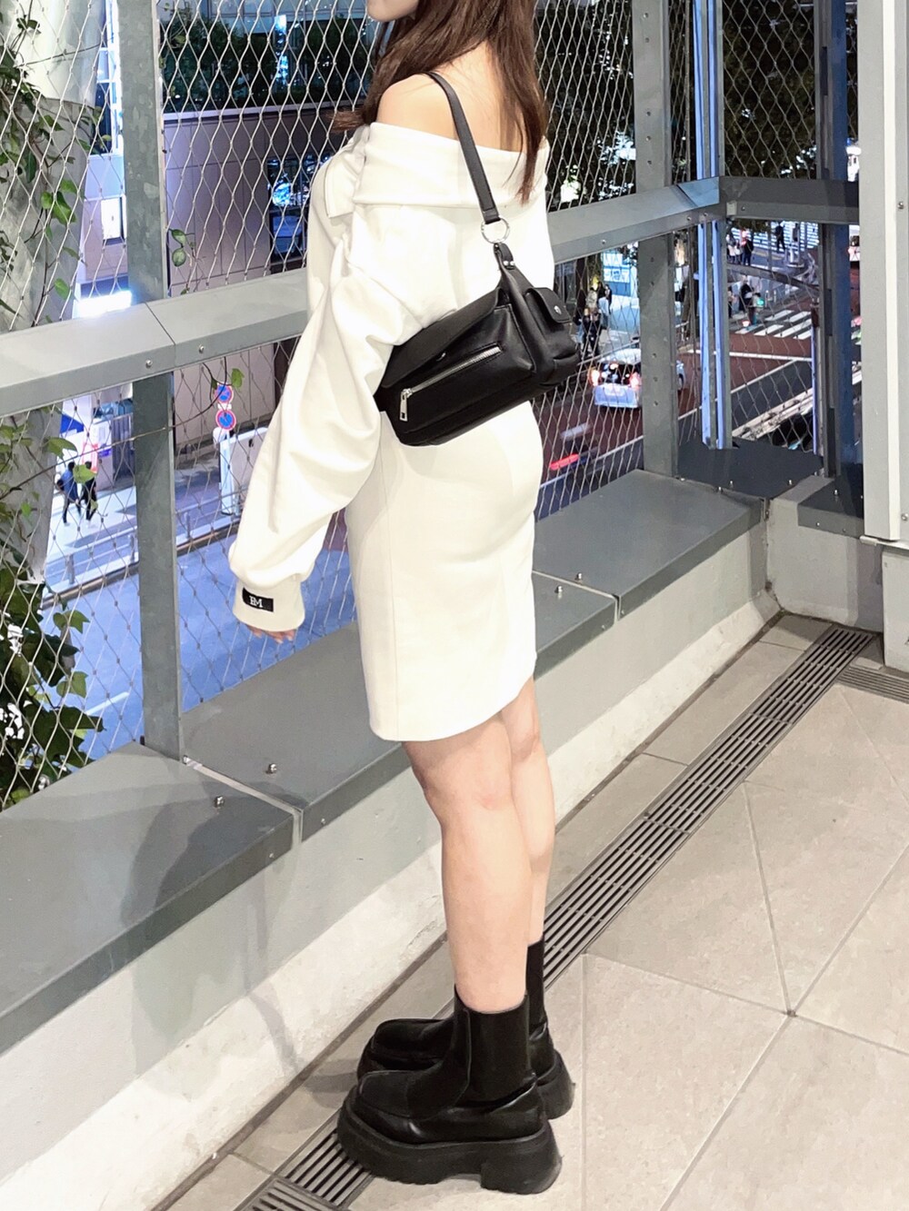 ブラック系のショルダーバッグ、ホワイト系のワンピースを着用したレディースの秋コーディネートの4枚目の写真
