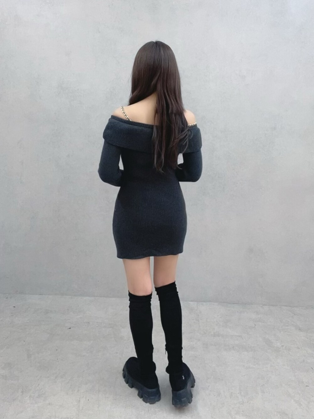 グレー系のワンピース、ブラック系のブーツを着用したレディースの冬コーディネートの4枚目の写真