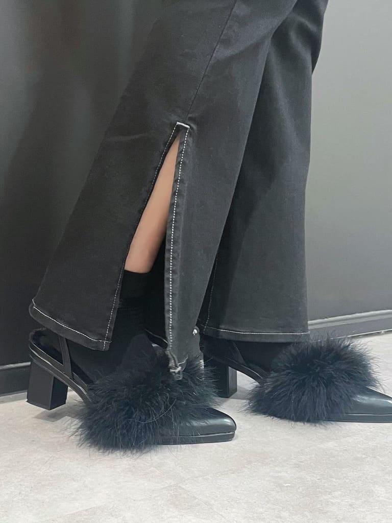 レッド系のショルダーバッグ、ブラック系のその他シューズ、ブラック系のデニムパンツを着用したレディースの秋コーディネートの5枚目の写真