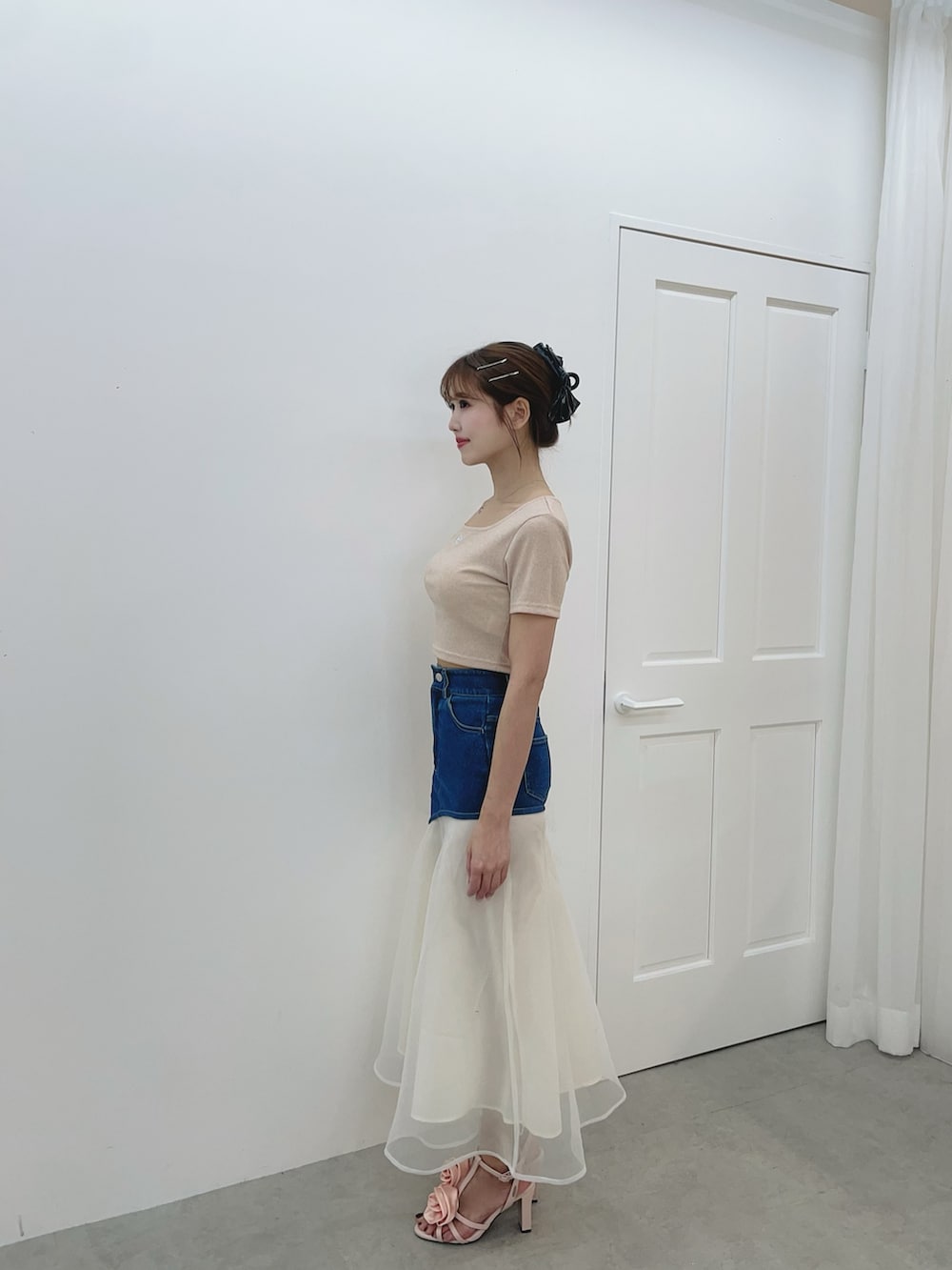 ブルー系のデニムスカート、ピンク系のTシャツ/カットソー、ピンク系のサンダルを着用したレディースの夏コーディネートの6枚目の写真