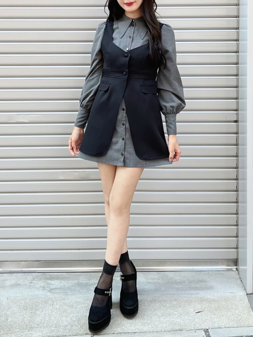 その他のワンピース、その他のパンプスを着用したレディースの秋コーディネートの3枚目の写真