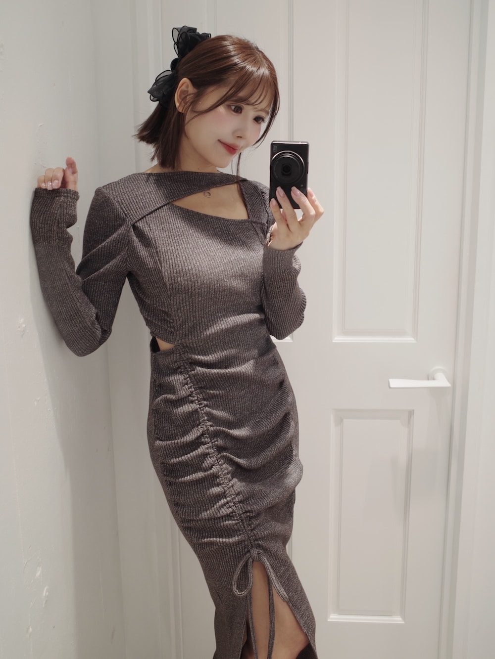 グレー系のワンピース、ブラック系のサンダルを着用したレディースの秋コーディネートの7枚目の写真