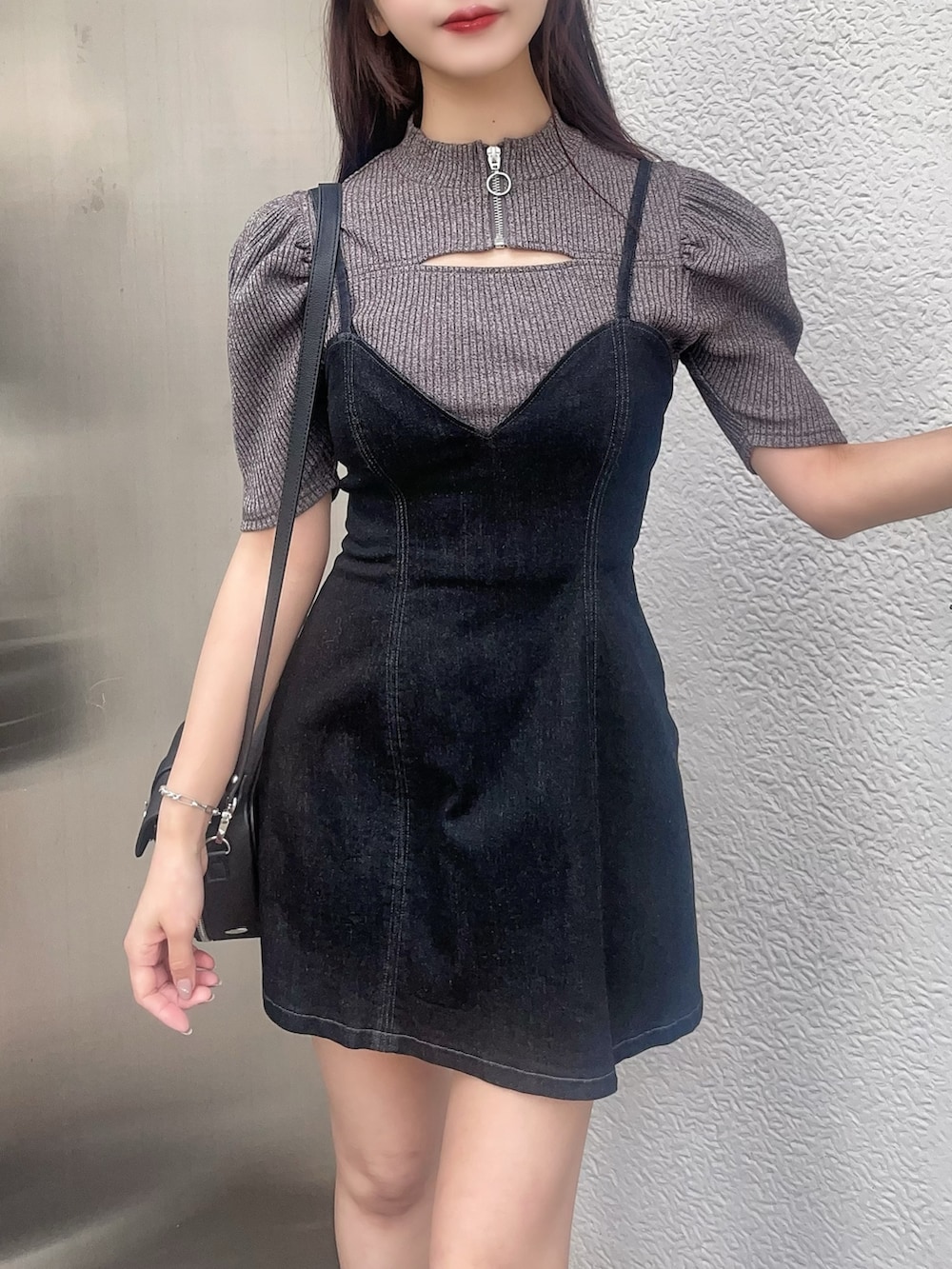 グレー系のニット/セーター、ブラック系のジャンパースカート、その他のサンダルを着用したレディースの春コーディネートの4枚目の写真