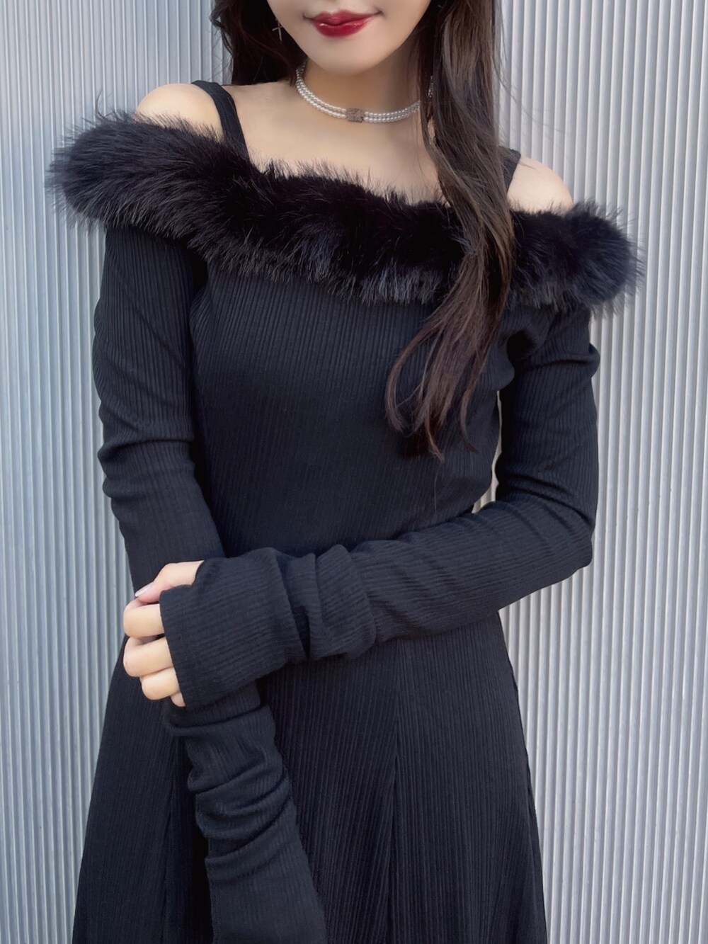 ブラック系のワンピース、ブラック系のパンプス、ホワイト系のチョーカーを着用したレディースの秋コーディネートの4枚目の写真