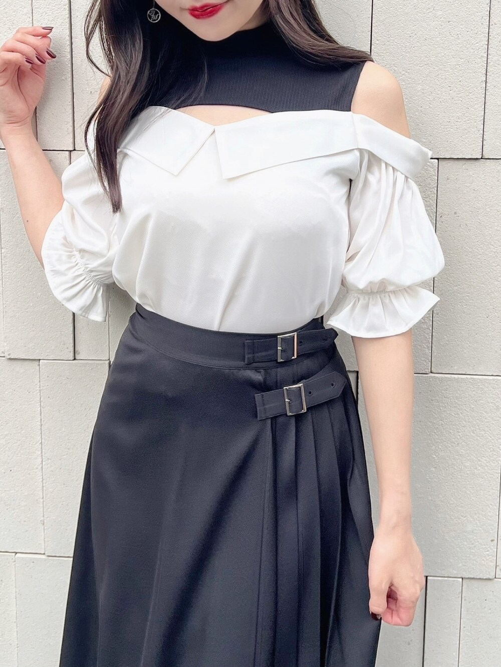 ホワイト系のシャツ/ブラウス、ブラック系のスカート、ブラック系のパンプスを着用したレディースの夏コーディネートの3枚目の写真