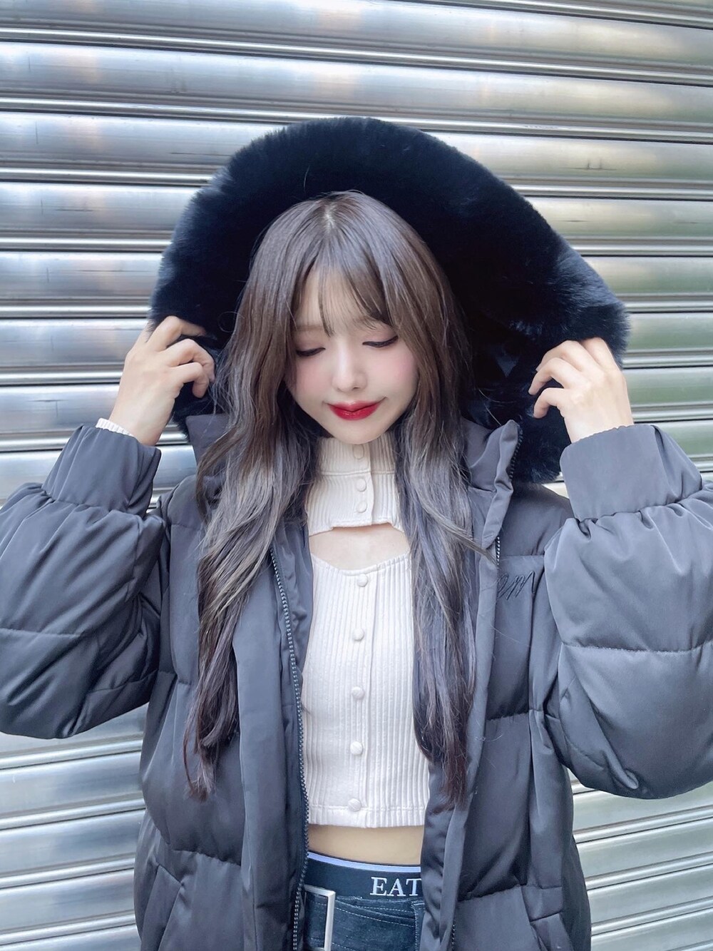 ブラック系のダウンジャケット/コート、その他のブーツ、ホワイト系のTシャツ/カットソーを着用したレディースの秋コーディネートの4枚目の写真