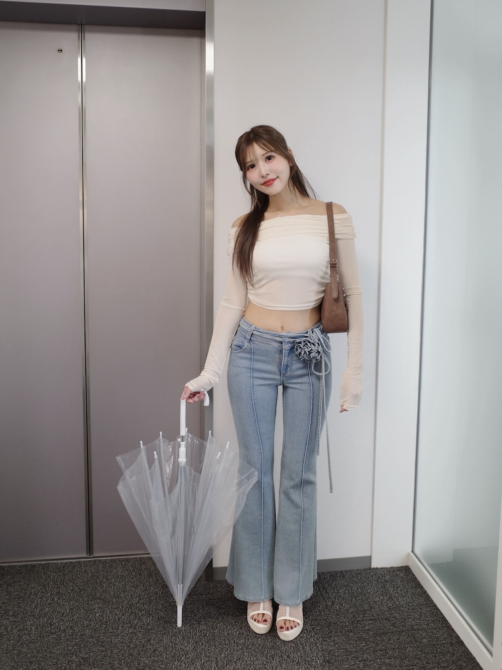 ホワイト系のTシャツ/カットソー、ブルー系のデニムパンツ、ホワイト系のサンダルを着用したレディースの春コーディネートの4枚目の写真