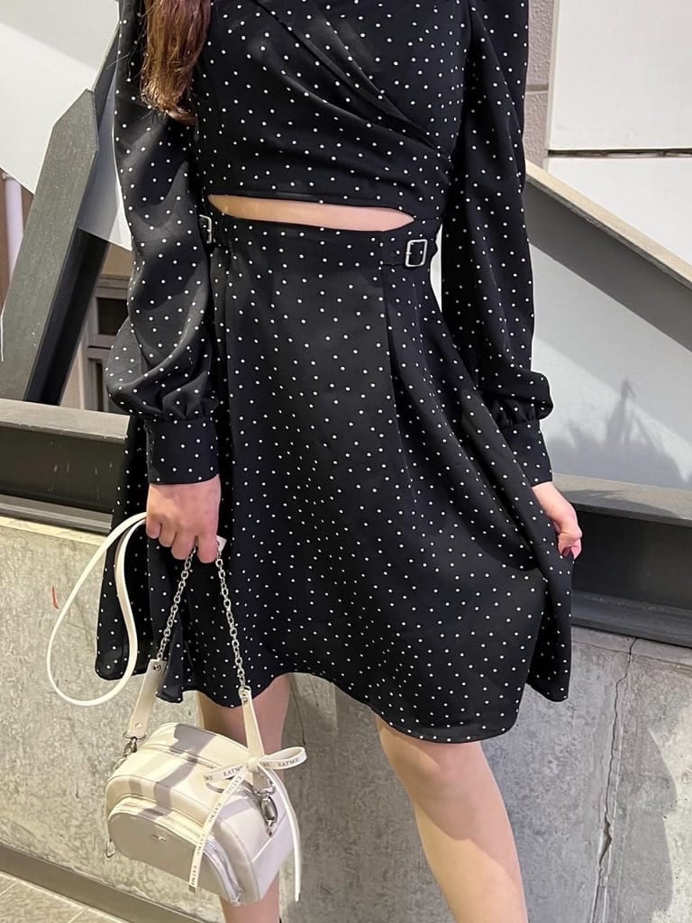 その他のワンピース、ベージュ系のショルダーバッグ、ブラック系のサンダルを着用したレディースの春コーディネートの4枚目の写真