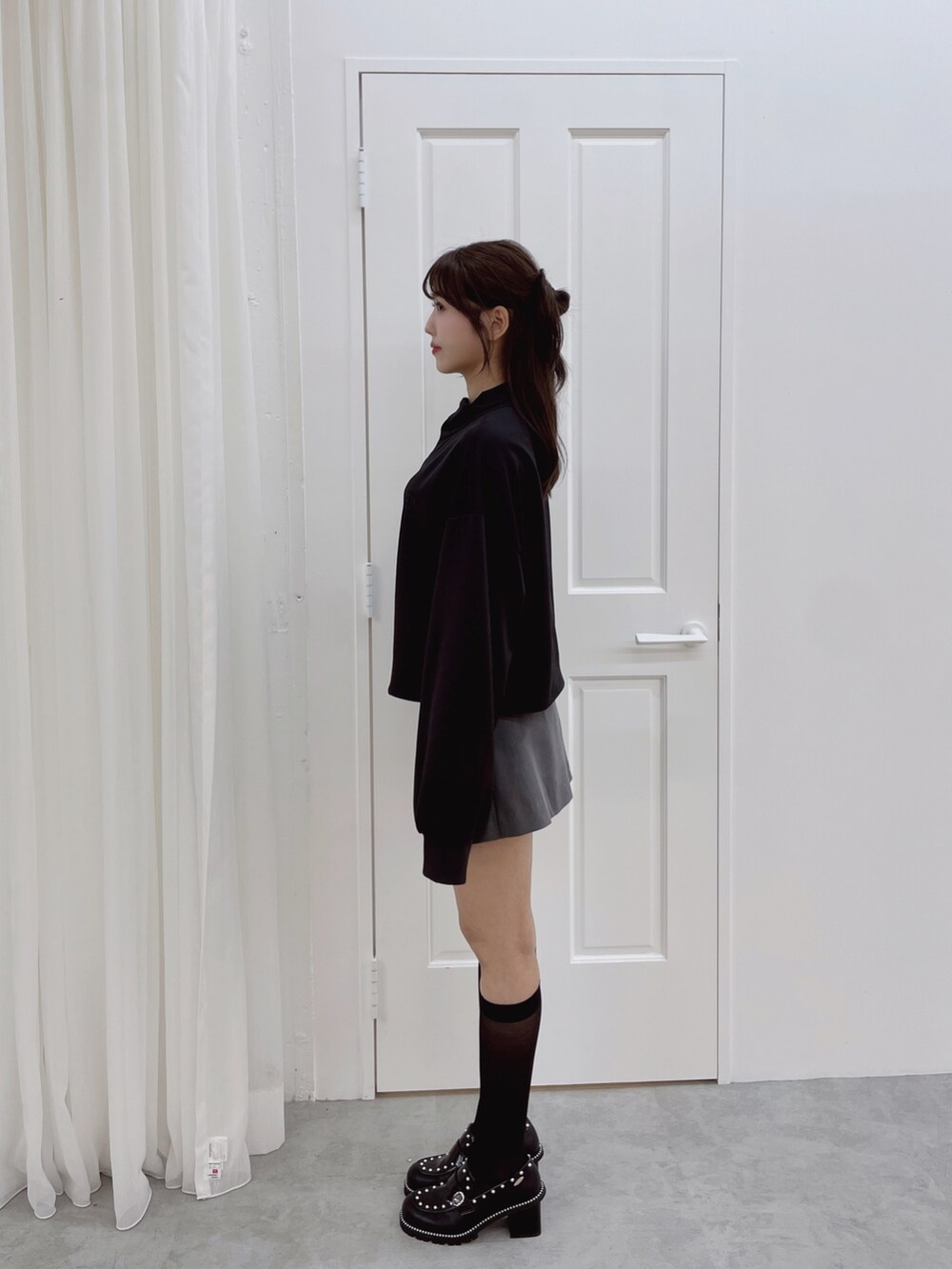 ブラック系のTシャツ/カットソーを着用したレディースの夏コーディネートの9枚目の写真