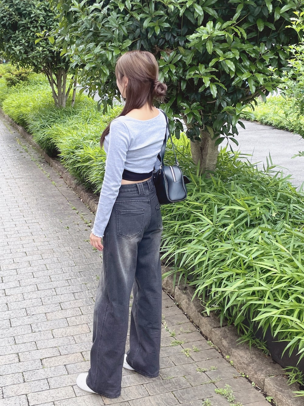 グレー系のTシャツ/カットソー、ブラック系のボストンバッグを着用したレディースの夏コーディネートの5枚目の写真