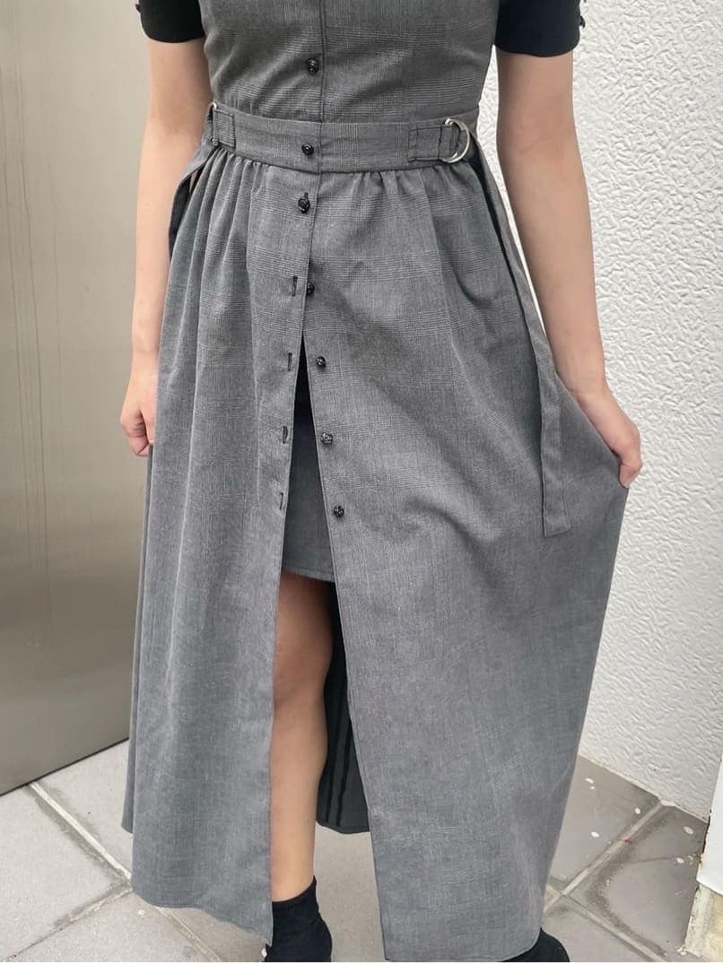 グレー系のワンピース、ブラック系のパンプスを着用したレディースの春コーディネートの7枚目の写真