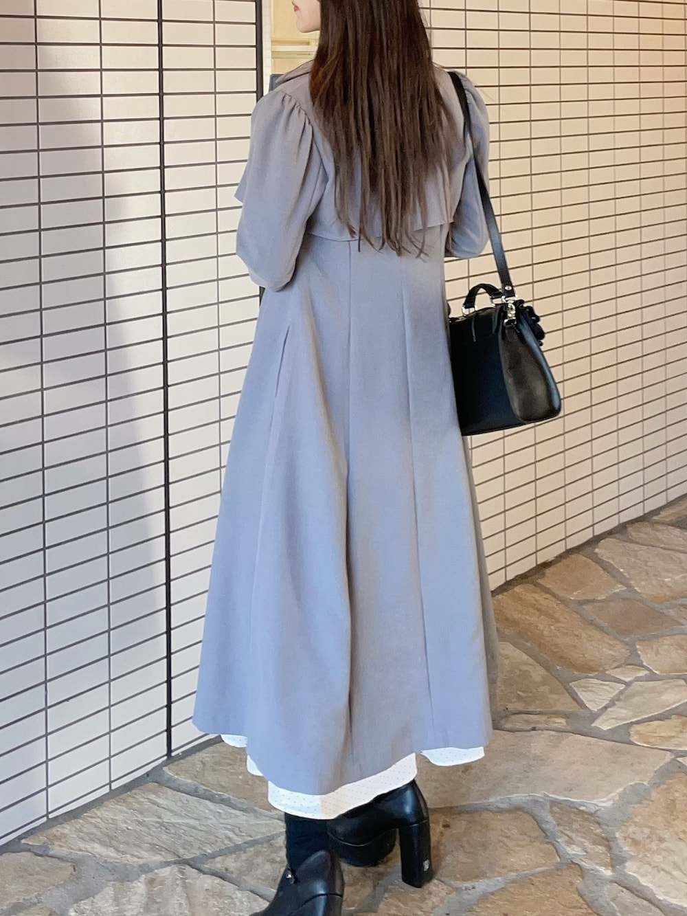 ブルー系のその他アウター、ブラック系のTシャツ/カットソー、ホワイト系のスカートを着用したレディースの冬コーディネートの3枚目の写真