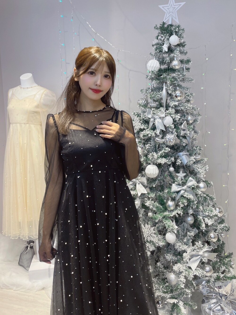 ブラック系のワンピース、ブラック系のブーツを着用したレディースの秋コーディネートの4枚目の写真