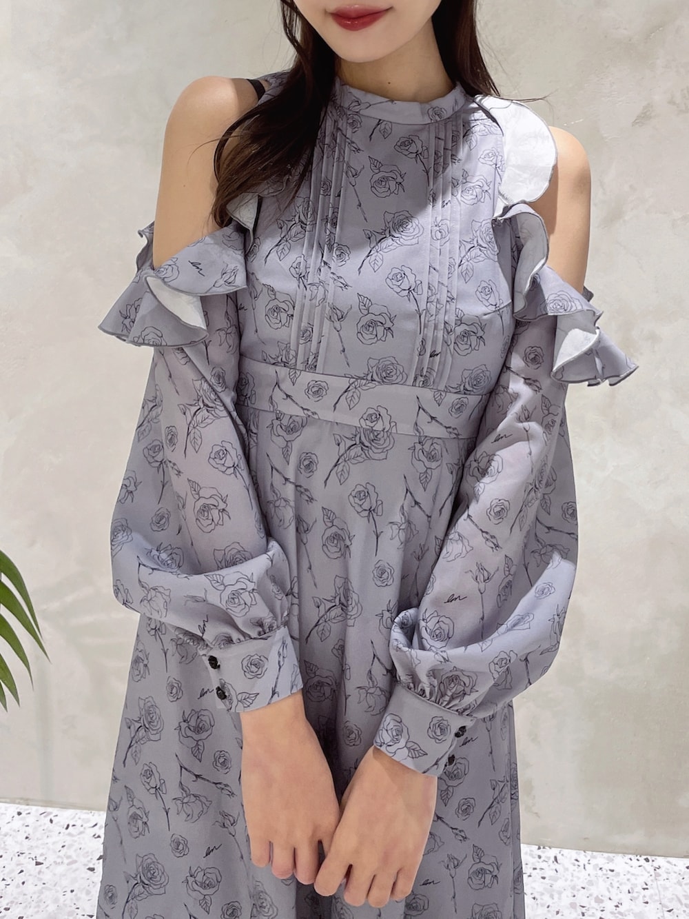 ブラック系のパンプス、ブルー系のワンピースを着用したレディースの冬コーディネートの3枚目の写真