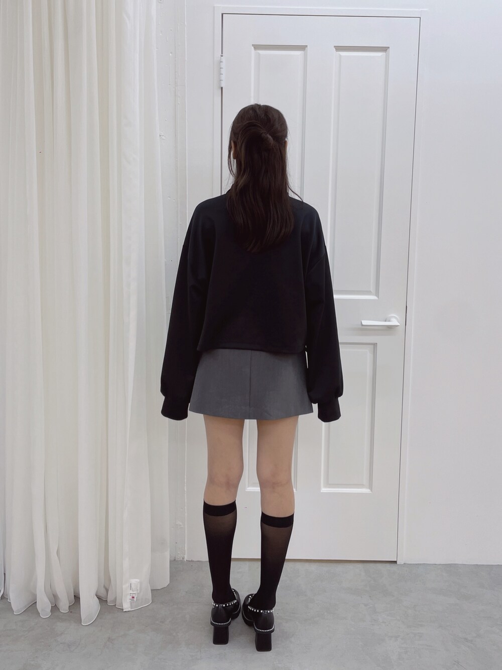 ブラック系のTシャツ/カットソーを着用したレディースの夏コーディネートの10枚目の写真