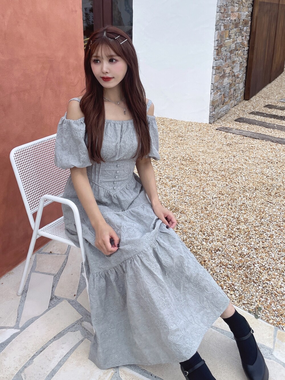 グリーン系のワンピース、ブラック系のパンプスを着用したレディースの春コーディネートの3枚目の写真