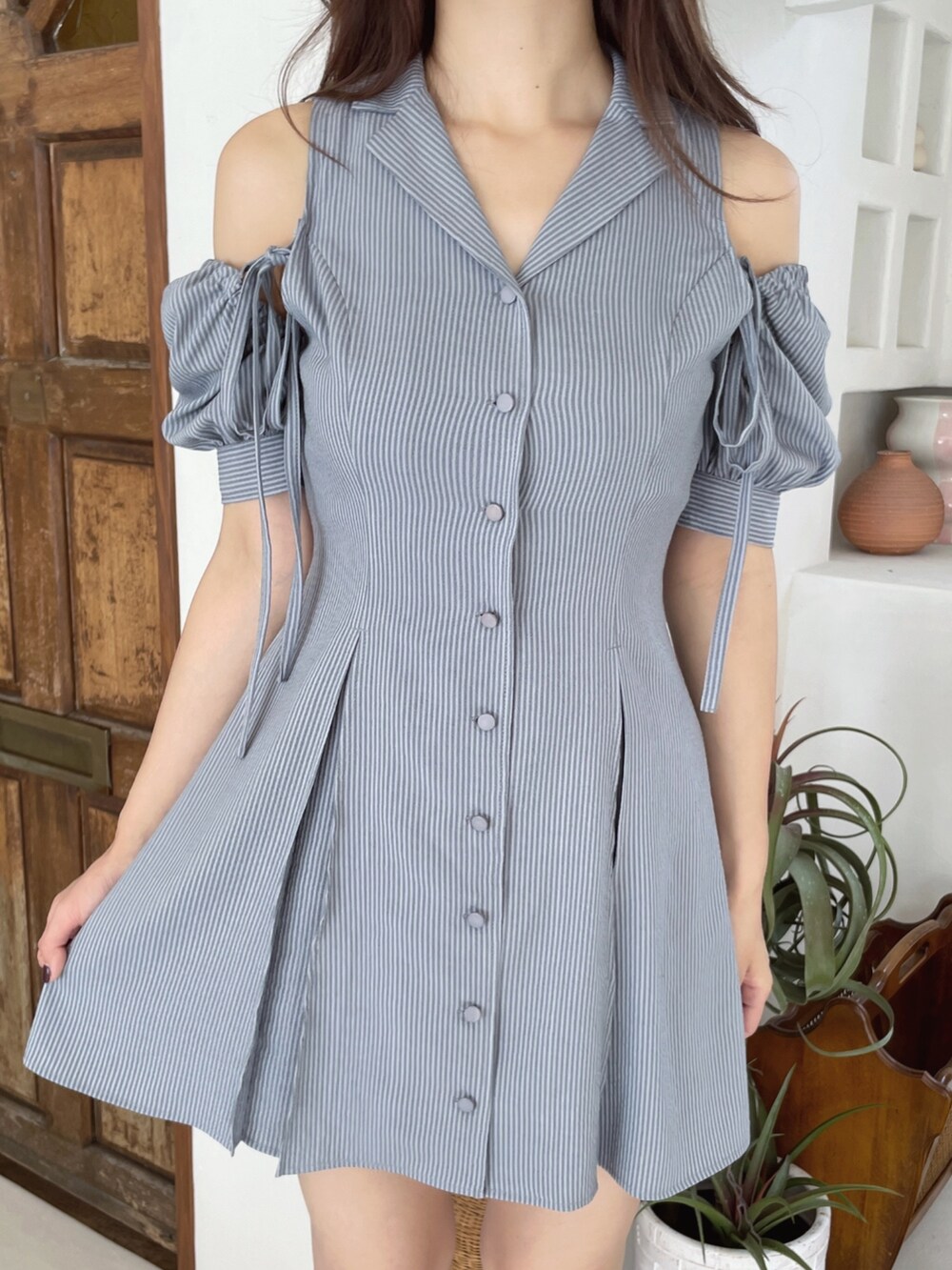 ブルー系のワンピース、ブルー系のサンダルを着用したレディースの冬コーディネートの5枚目の写真