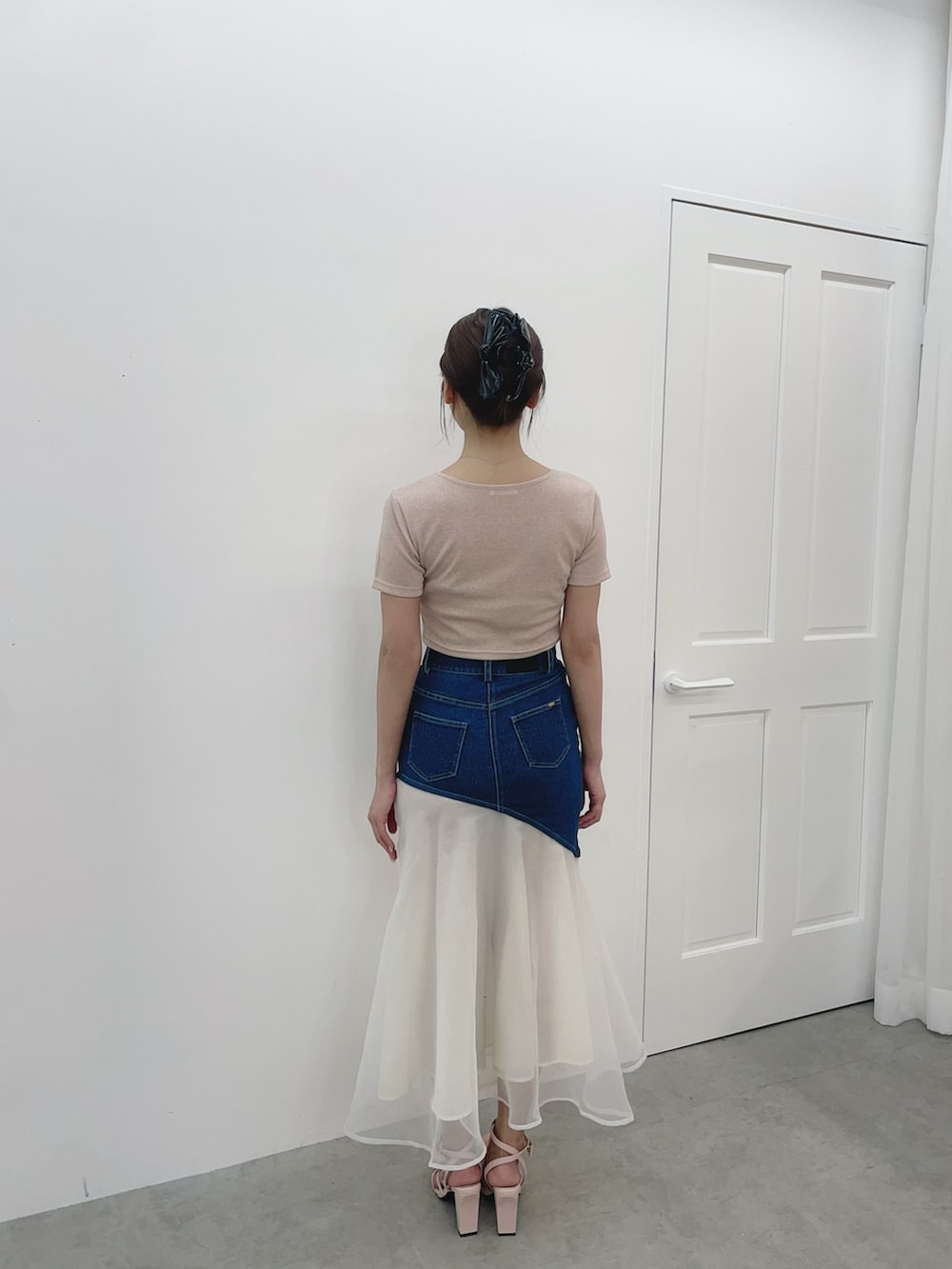 ブルー系のデニムスカート、ピンク系のTシャツ/カットソー、ピンク系のサンダルを着用したレディースの夏コーディネートの8枚目の写真