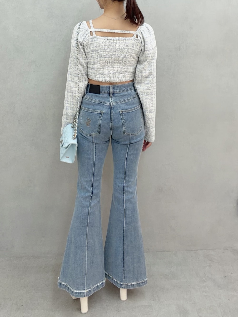 ブルー系のデニムパンツ、ブルー系のシャツ/ブラウス、ホワイト系のサンダルを着用したレディースの冬コーディネートの4枚目の写真