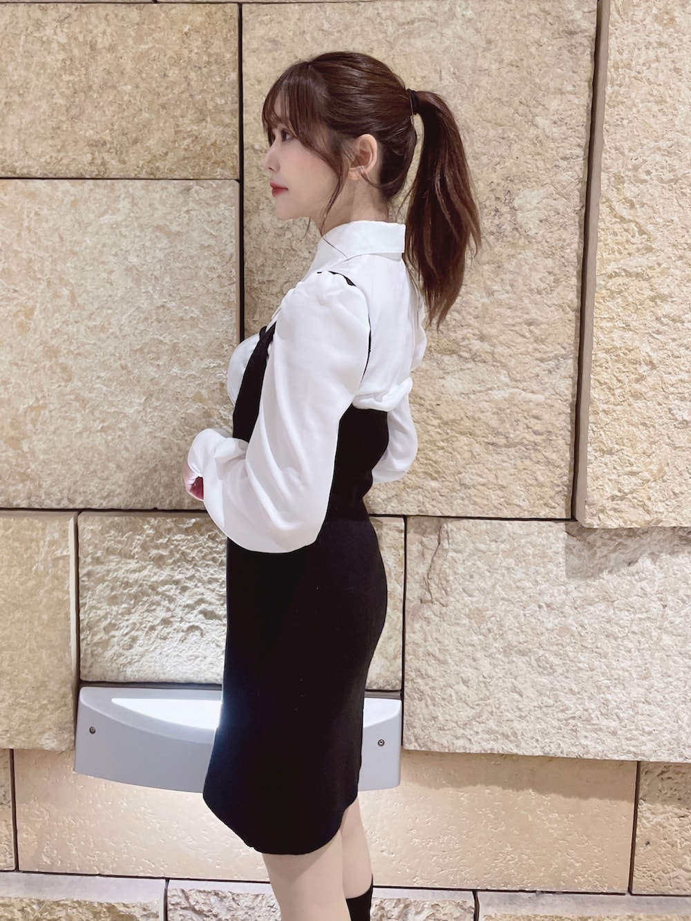 ブラック系のワンピース、ブラック系のブーツを着用したレディースの冬コーディネートの5枚目の写真